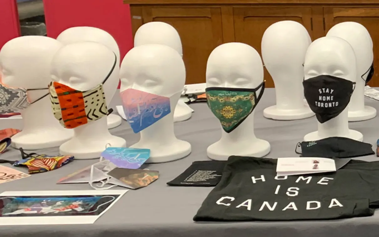 Un ensemble de mannequins sur une table portant des masques.