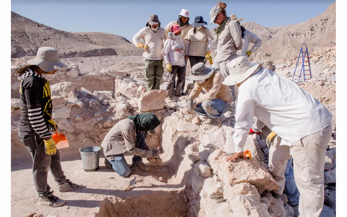 Travail de terrain du ROM pendant la saison 2016 à Quilcapampa. Le ROM a travaillé sur le site de 2013 à 2017 avec une équipe internationale du Pérou, des États-Unis et du Canada.