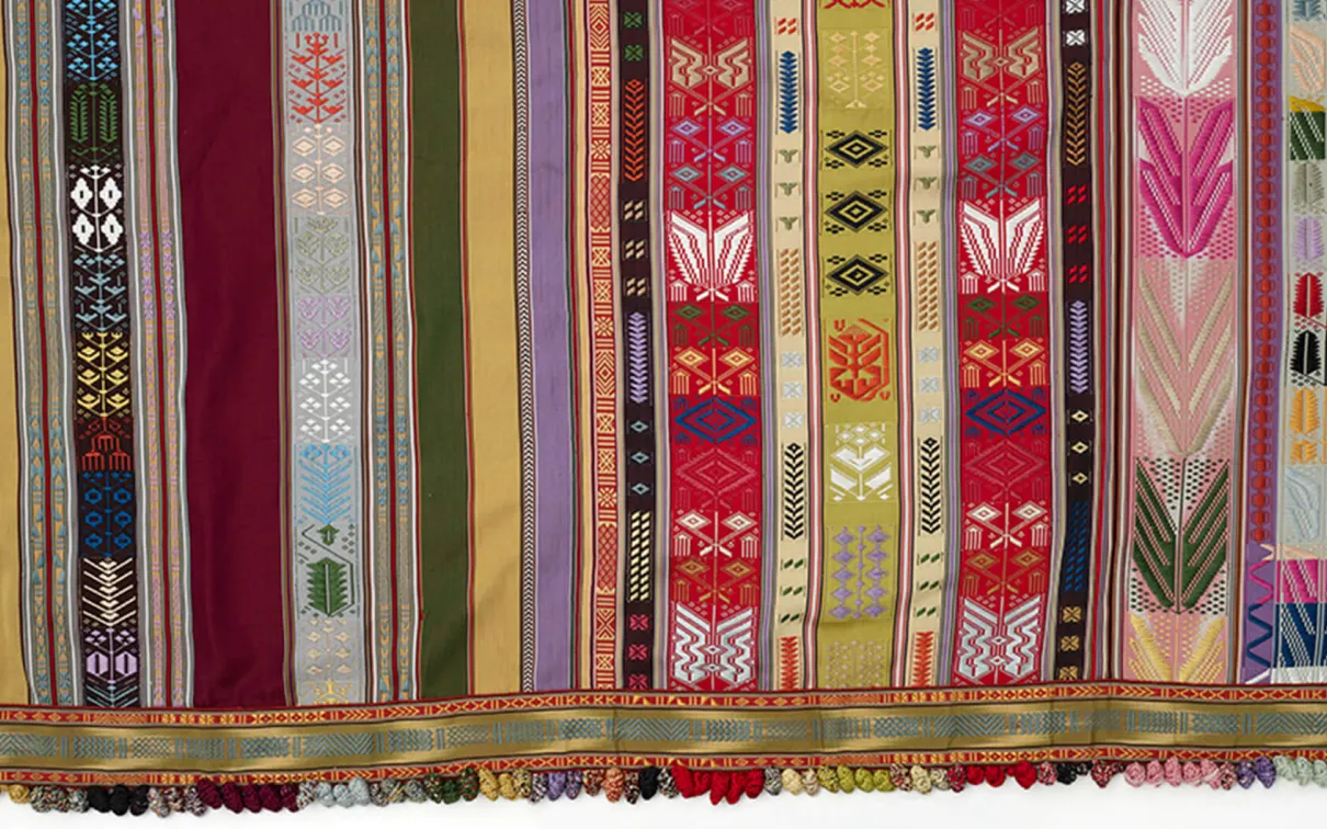 Lamba Marevaka ("Tissu de couleur éblouissante").