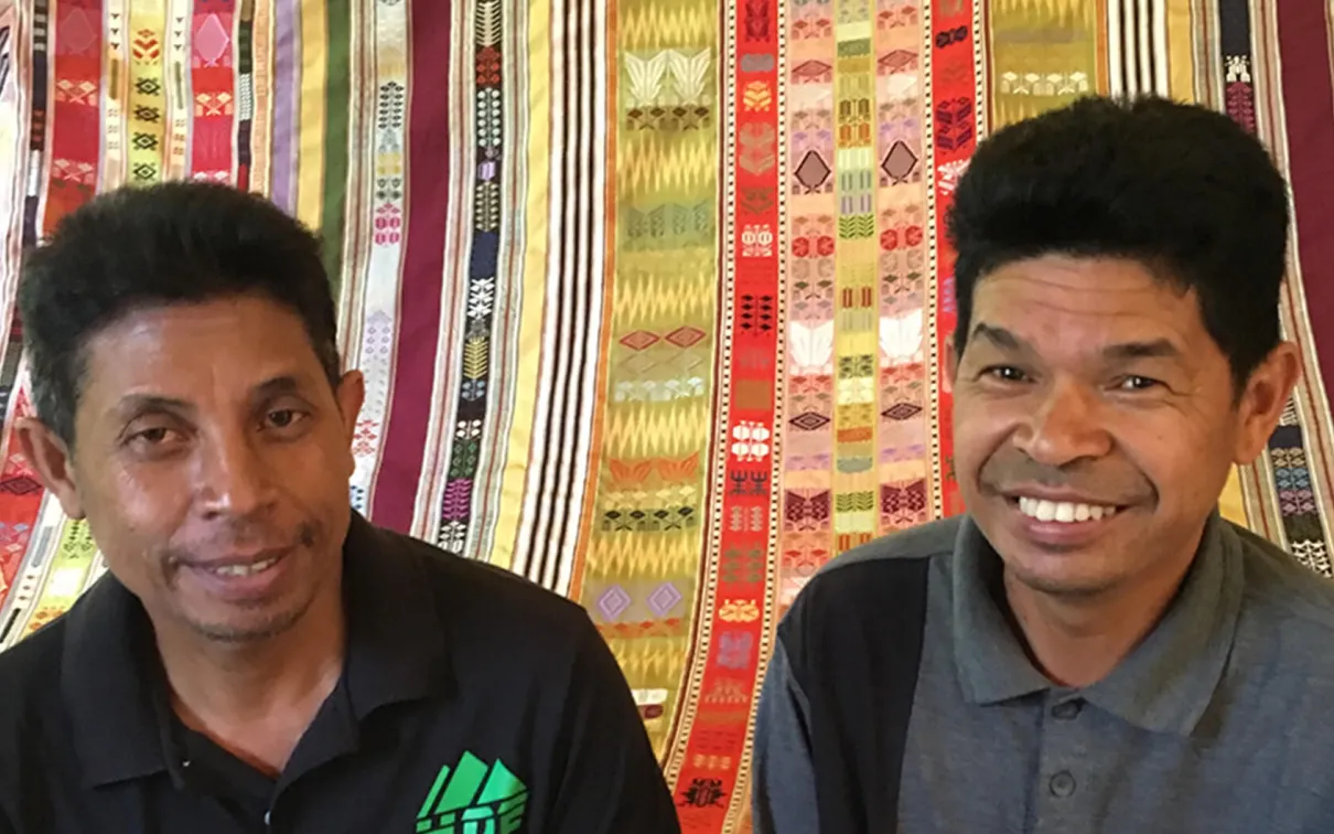 Martin Rakotoarimanana avec Daniel Rafidison, devant un textile coloré.