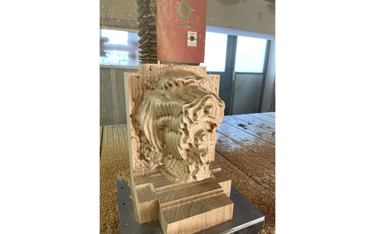Sculpture en train d'être taillée par un axe CNC carving maxhine.