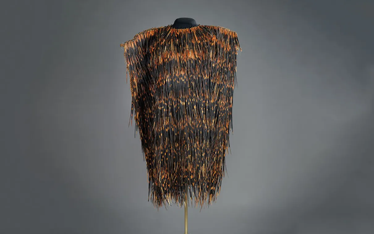 Robe de cérémonie en piquants de porc-épic.