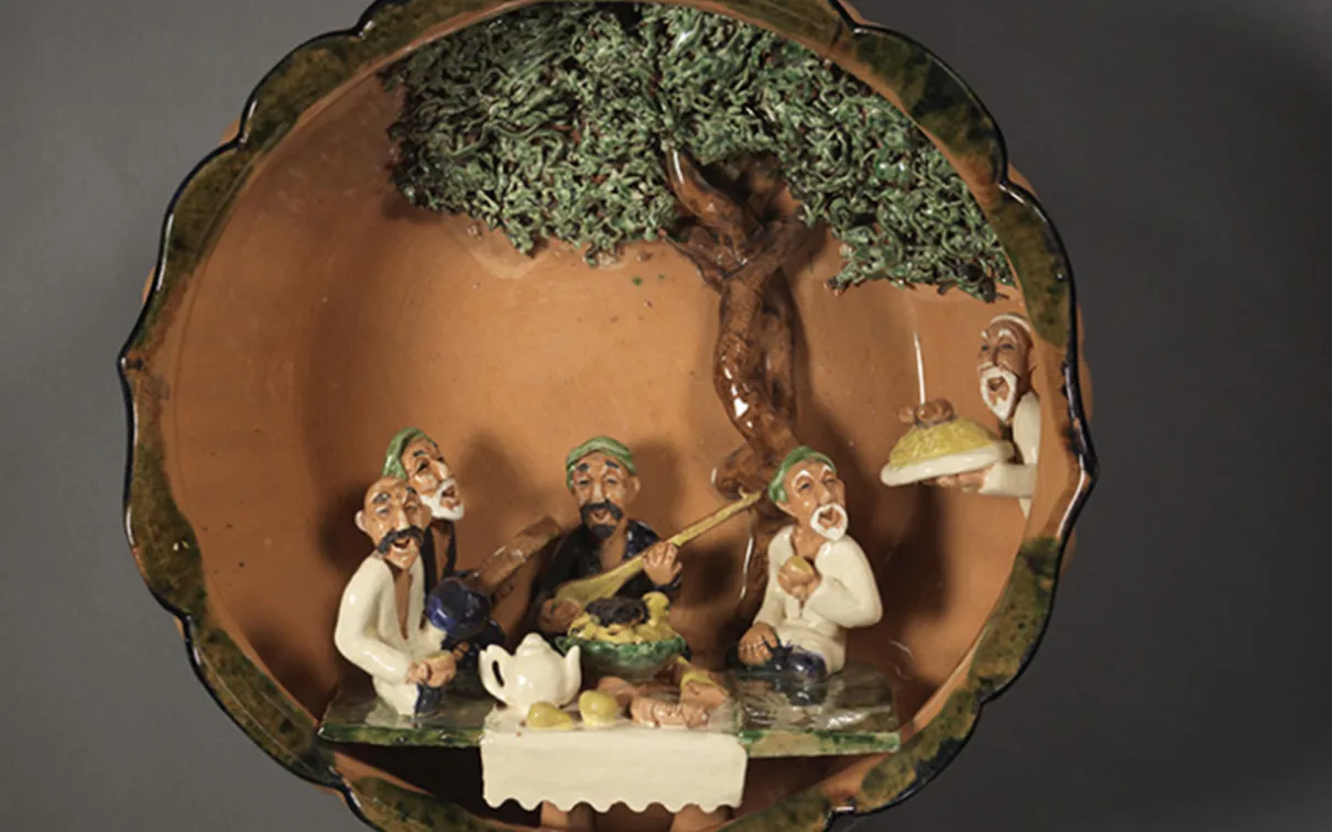 Bol en faïence avec figures moulées.