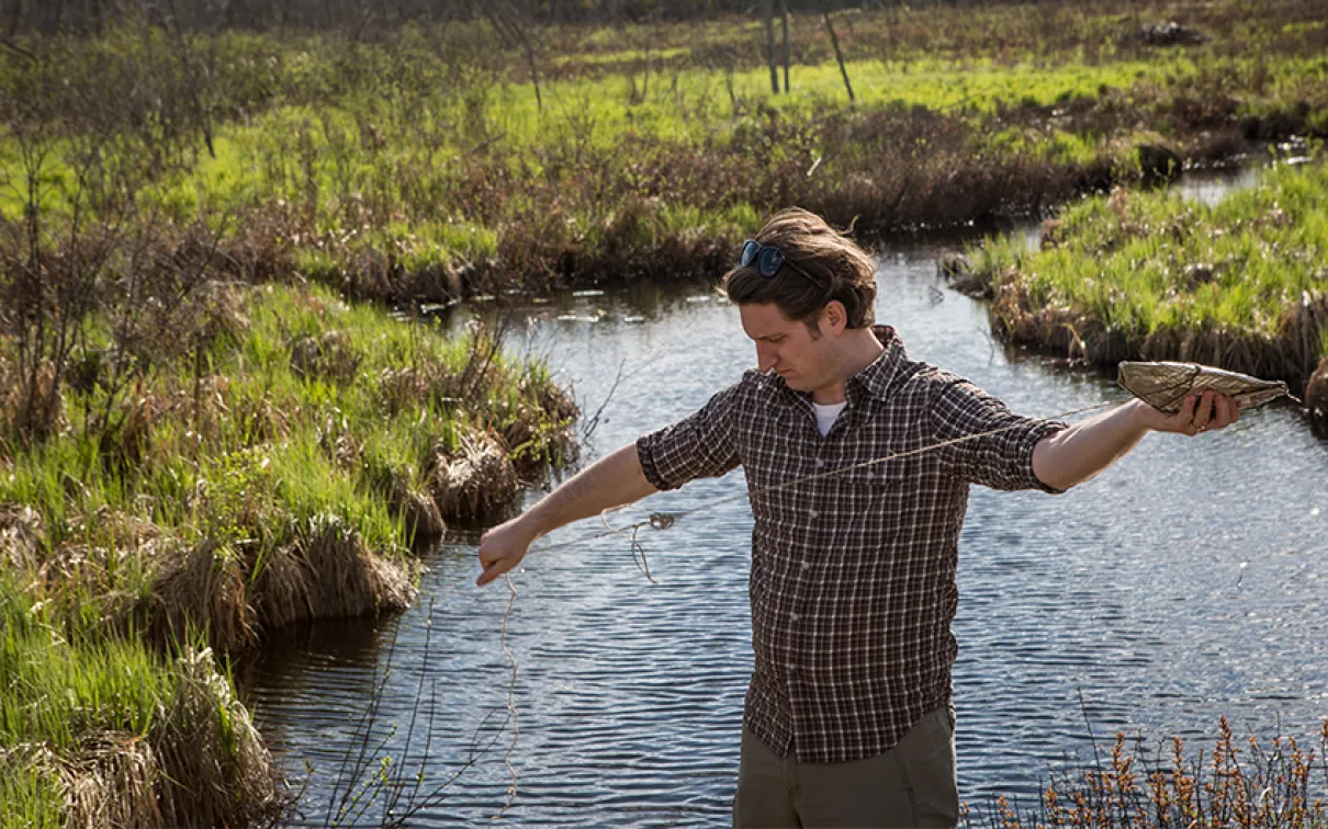 Sebastian Kvist pose un piège à sangsues dans le lac Vermilion.
