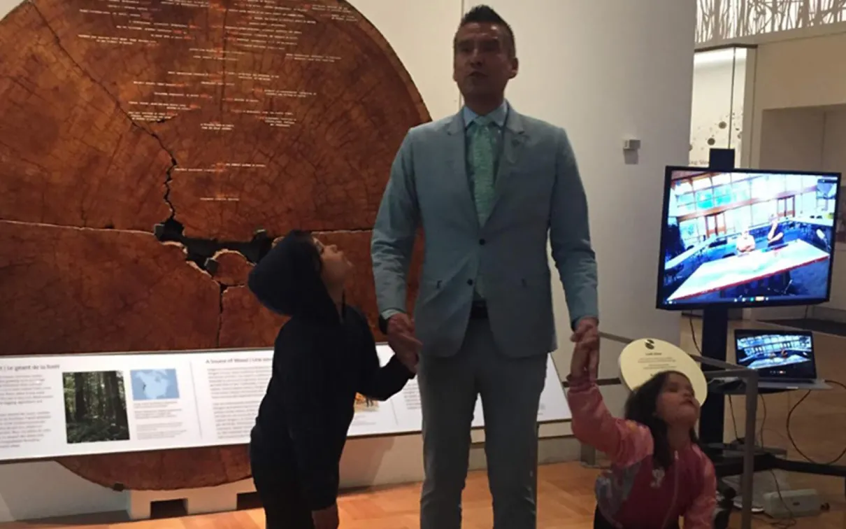 Stan Wesley avec ses deux enfants.