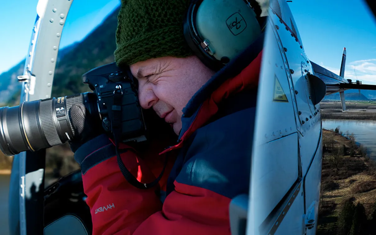 Andrew Wright prenant une photo dans un hélicoptère.
