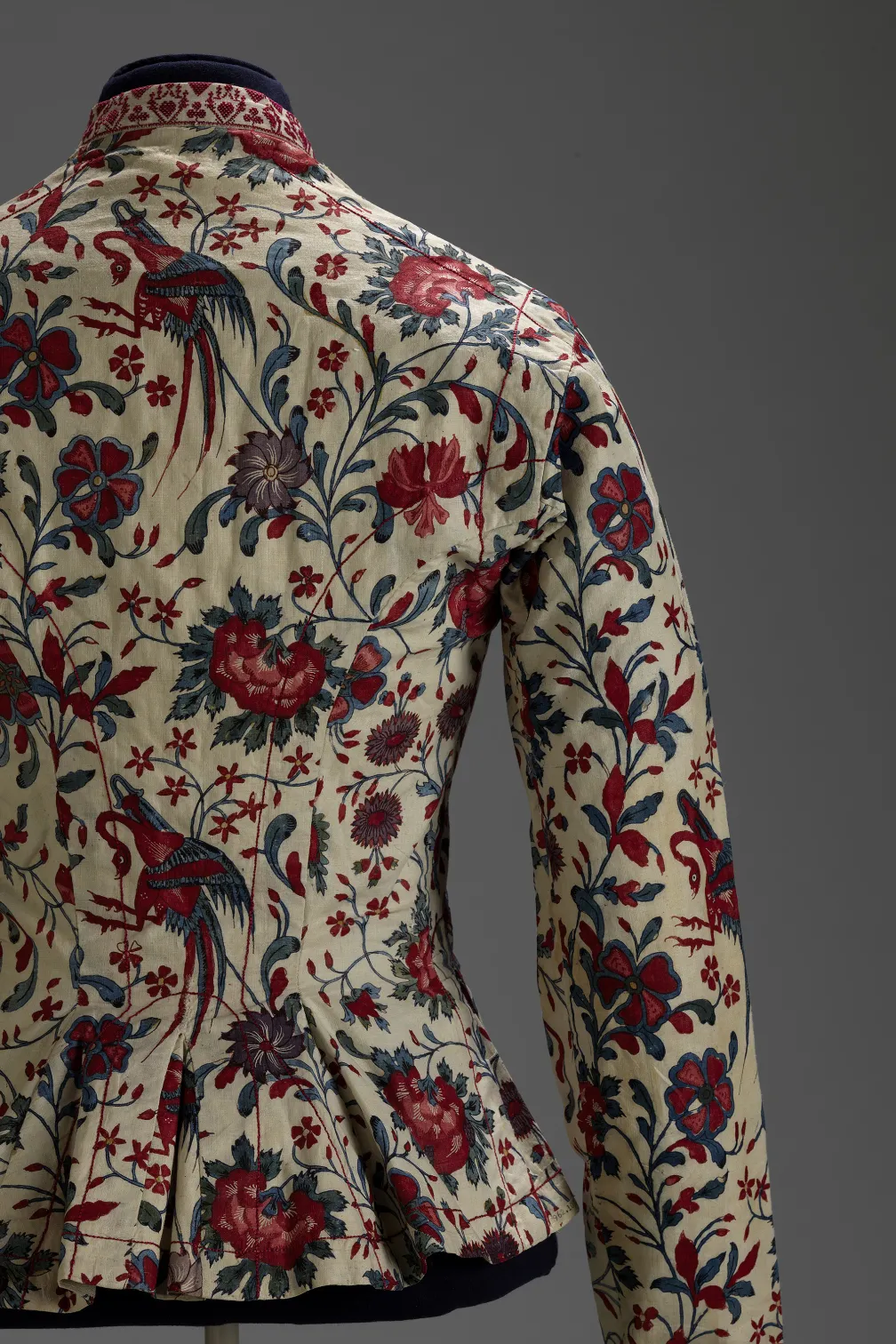 Veste de femme (kassakijntje), chintz, textile fabriqué dans le sud-est de l'Inde, confectionné et garni aux Pays-Bas ; utilisé à Hindeloopen, Finlande, 1700-1799, 962.107.2. ROM.