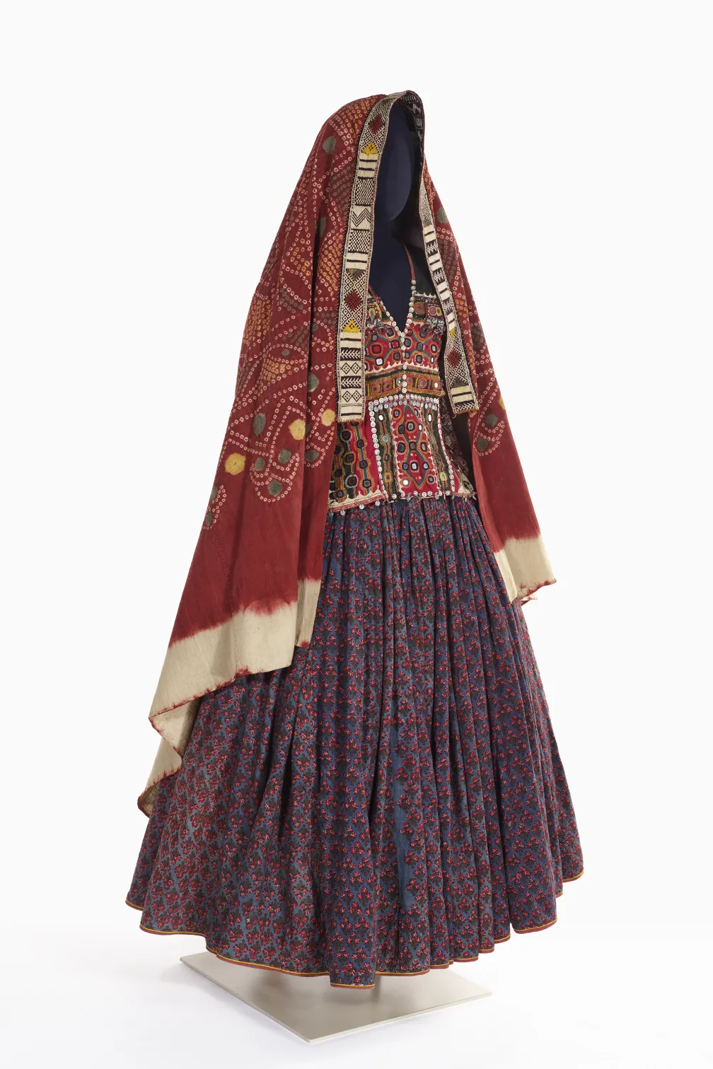 Jupe (gaghra) et voile (odhani) de femme, 1900-1966, Rajasthan, Inde, 2019.32.1 et 2020.27.11. © ROM. Cette acquisition a été rendue possible grâce au généreux soutien du Textile Research and Acquisition Endowment Fund.