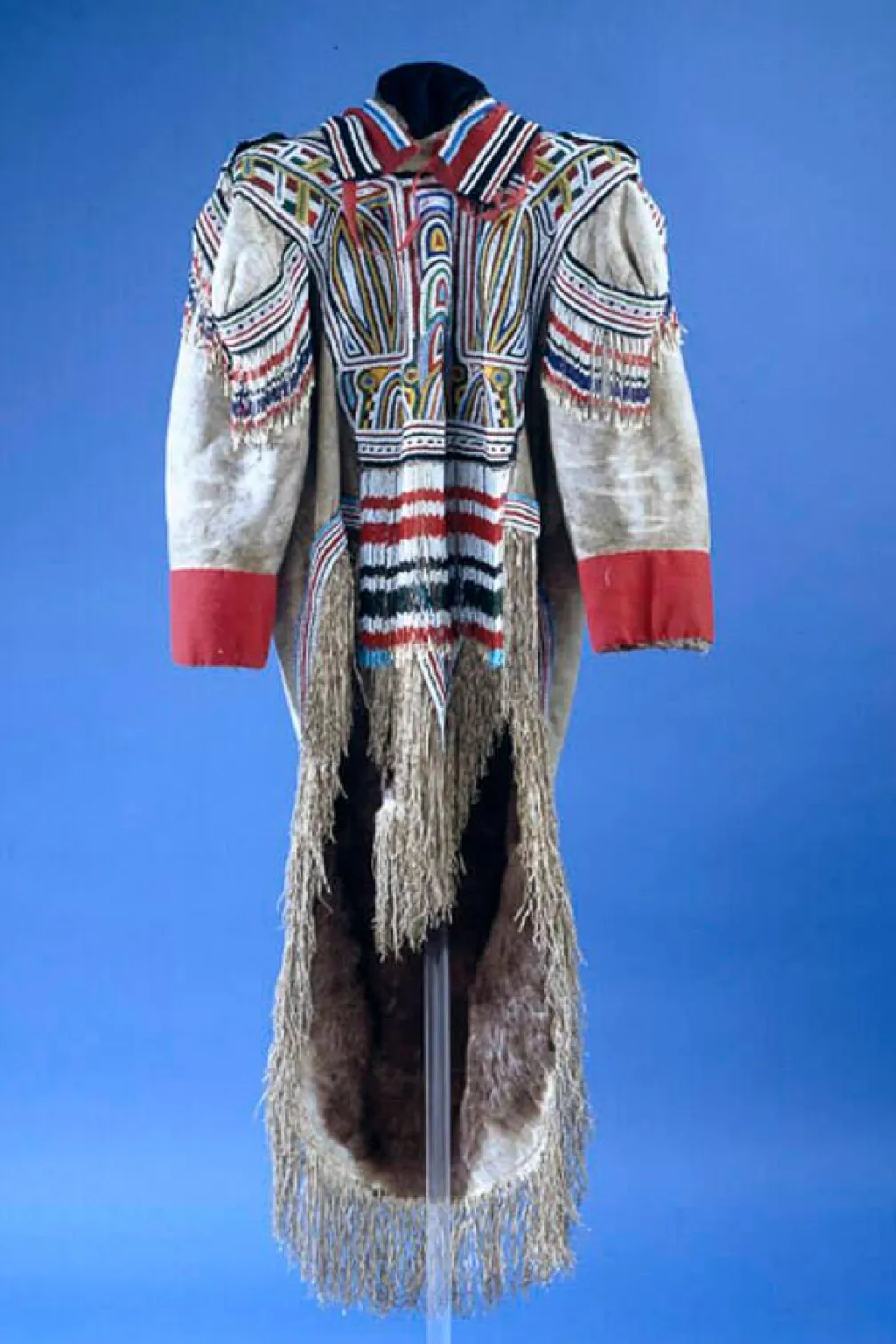 Parka en peau de caribou grise décorée de motifs complexes rouges, noirs, blancs et bleus faits de perles.
