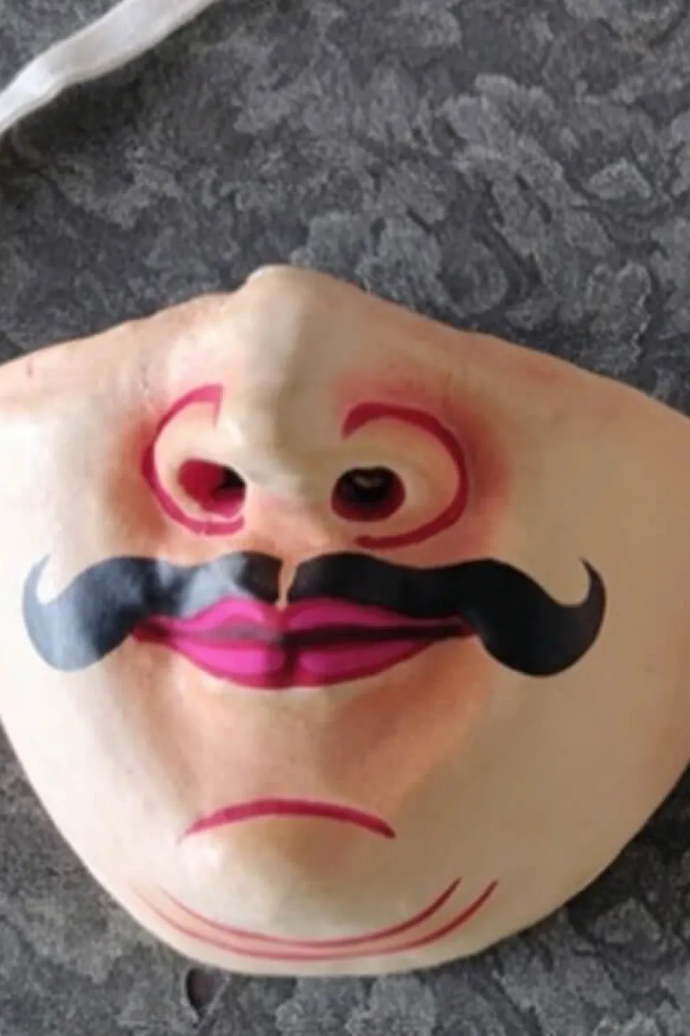 Masque de guerrier en papier mâché.