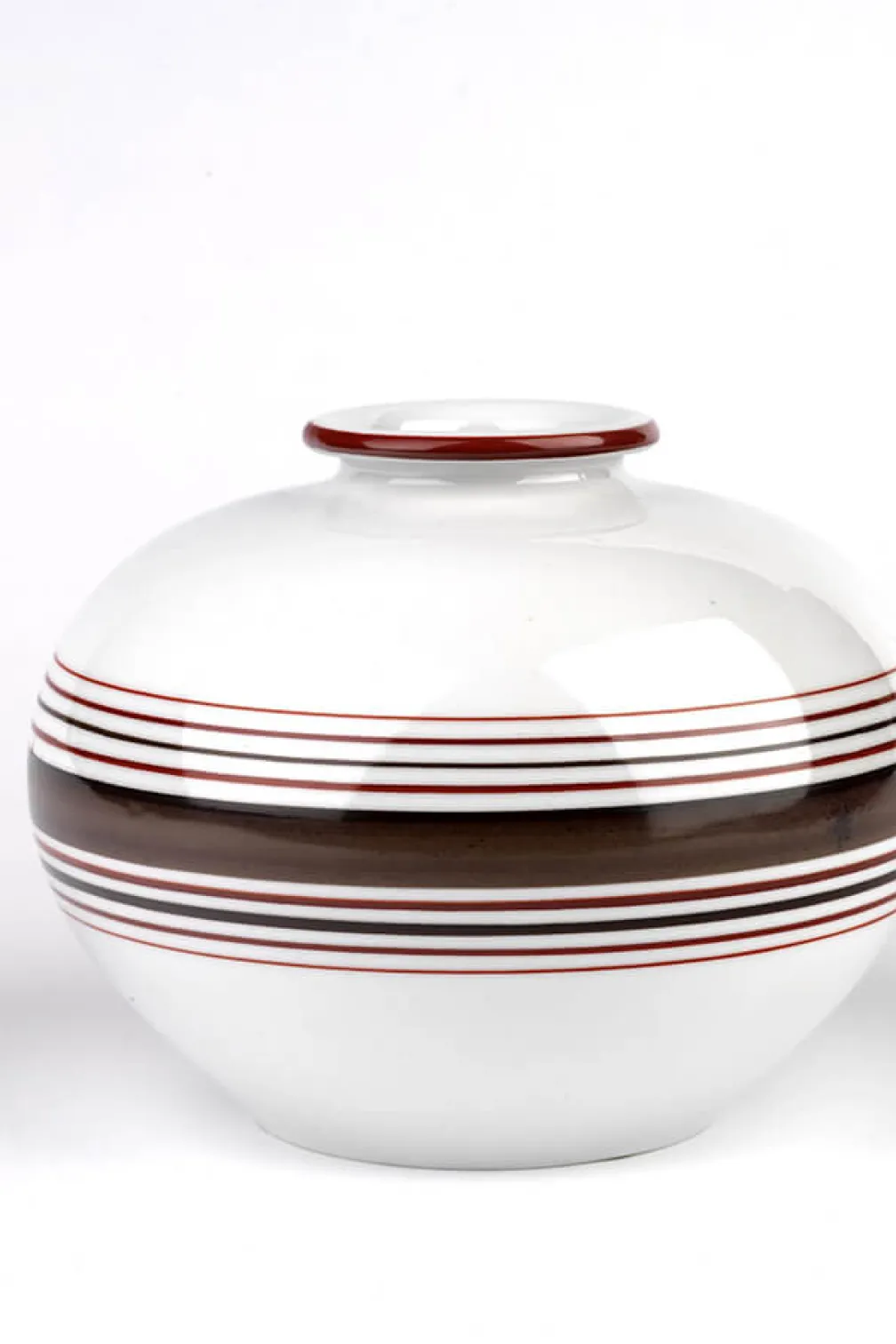 Vase en porcelaine dure, blanc avec des rayures brunes.