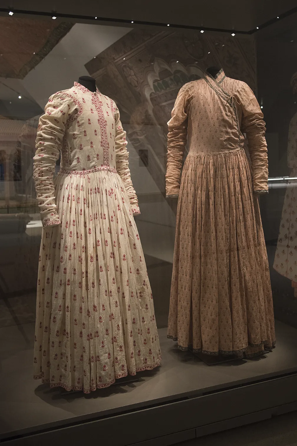 Robe d'homme (angarkha), fin du XVIIIe siècle-début du XIXe siècle. Brodée de coton blanc et de fils de soie.