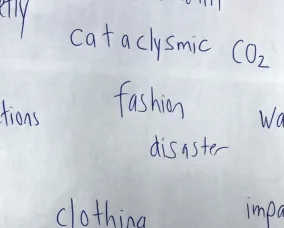 Papier avec les mots écrits joli, cataclysmique, CO2, actions, mode, catastrophe, avertissement, vêtements, impacts