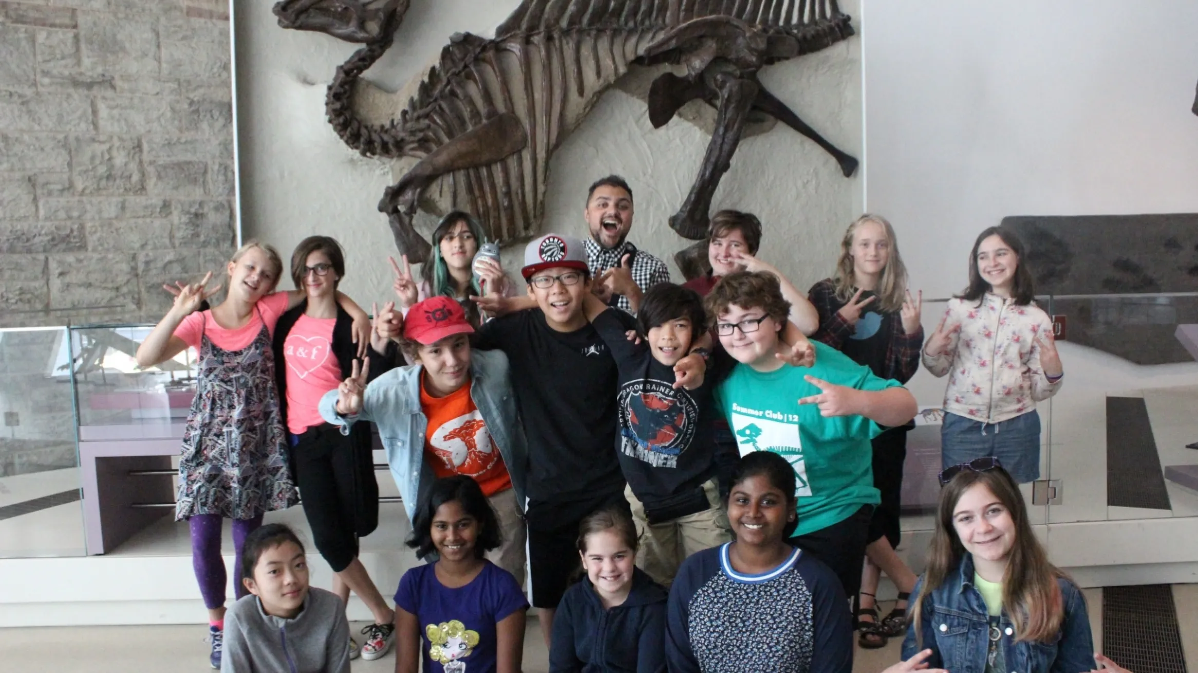 Les enfants volontaires de la ROM explorent la galerie des dinosaures.
